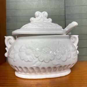 Vintage Japan Elegant White Daisies Ceramic Soup Tureen with Lid and Ladle